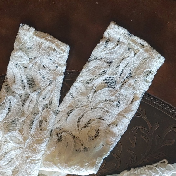 3/$40 BKE Boutique Lace Blouse Size Med - Picture 4 of 12